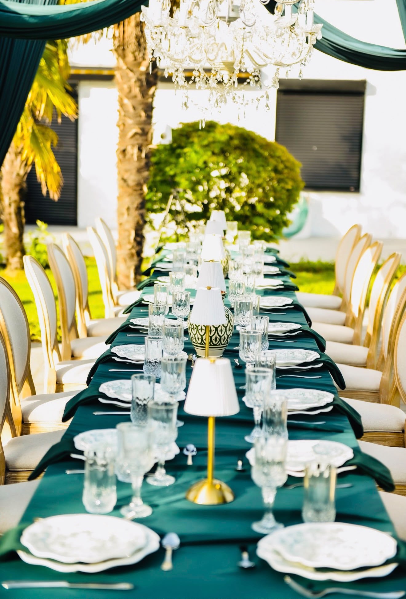 Table d’honneur fleurie lors d’un mariage